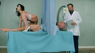 Пока главврач ставил диагноз медсестра занималась сексом с потерпевшим мужланом