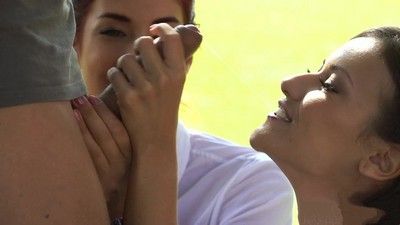 Рыбак достал набухший член из штанов и нашпиговал  спермой двух студенток