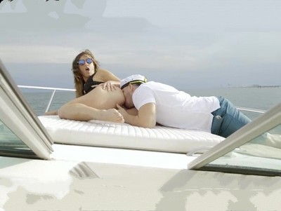 Очаровашка с милой попкой прокаталась на яхте и большом члене одновременно