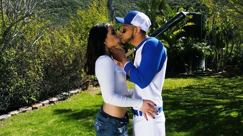 Чернокожий бейсболист сорвал белую девицу и прошвырнул её по местным паркам