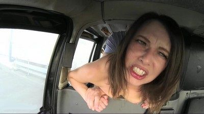 Расстроеная девушка в шоке от измены парня и после поездки подставила свою жопу для долбежки большым твердым членом расстроеную киску