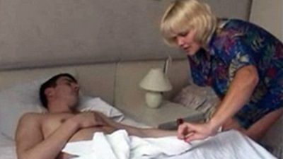 Забравшись в комнату русская мамка подняла сына с кровати положивши член за губу после чего села на стоячий член и начала двигать задницей доставляя удовольствие