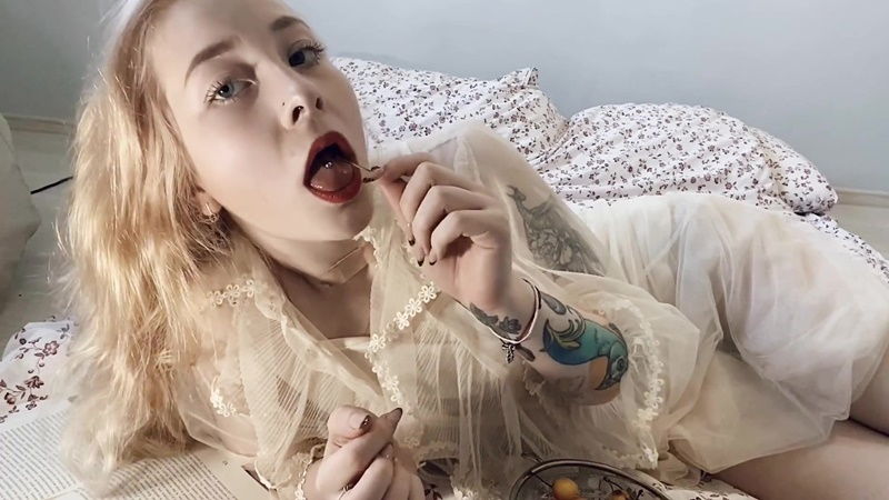 Игрушки для щели маленькой шлюшки - она отжигает в секс чате!