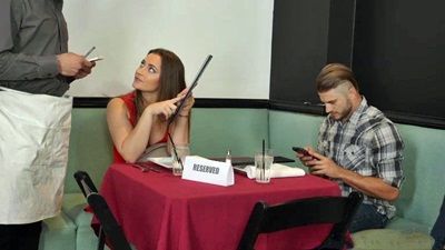 Жена соблазнила официанта в баре и нагло потребовала отбомбить ее в жопу в туалете, пока муж залип в телефоне на сайте бк и кроваво тянет последнее событие в экспрессе