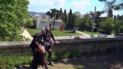 Пошлые негодяи продолжали жадно трахать на виду аморальную шалаву в парке