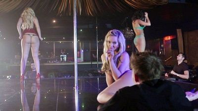 Девушке с огромной жопой стало плохо после стриптиза, и посетитель решил подкатить к красотке за что и был вознагражден сексом с титькатой дамой